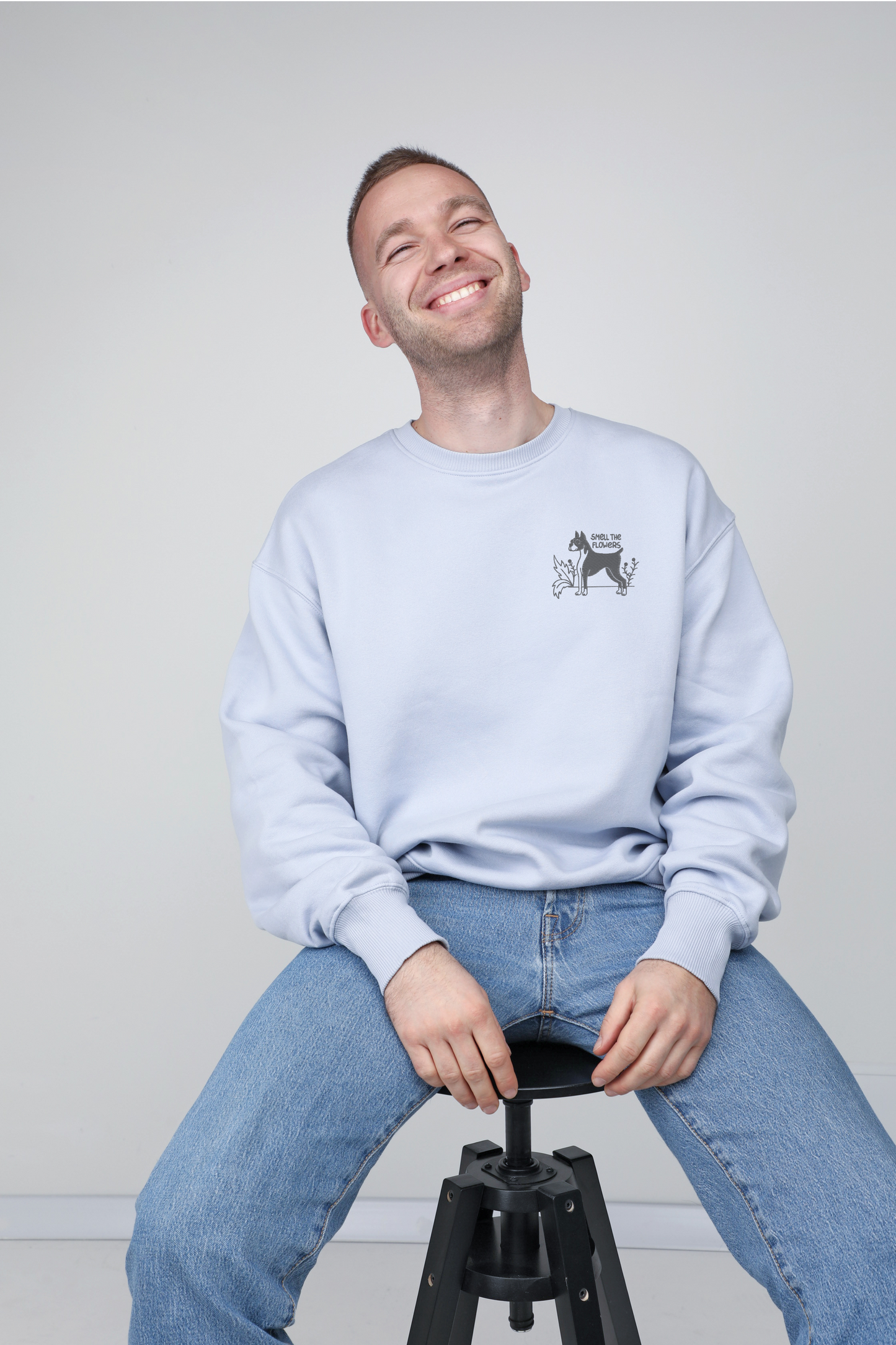 Smell the flowers | Crew neck sweatshirt with embroidered dog. Oversize fit | Unisex | animalistus