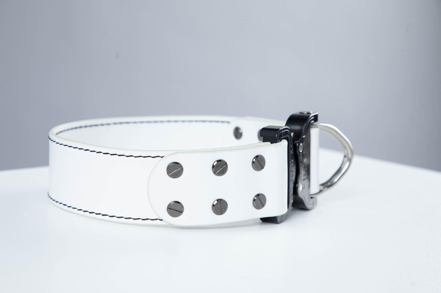 White leather dog collar with COBRA® buckle - premium dog goods handmade in Europe by animalistus