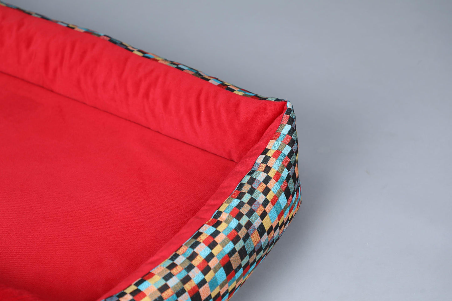 Modern dog bed with sides | 2-sided | CHECKERED + RED | animalistus