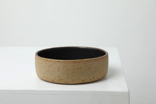 Handmade ceramic dog bowls | RAW+BLACK - premium dog goods handmade in Europe by animalistus