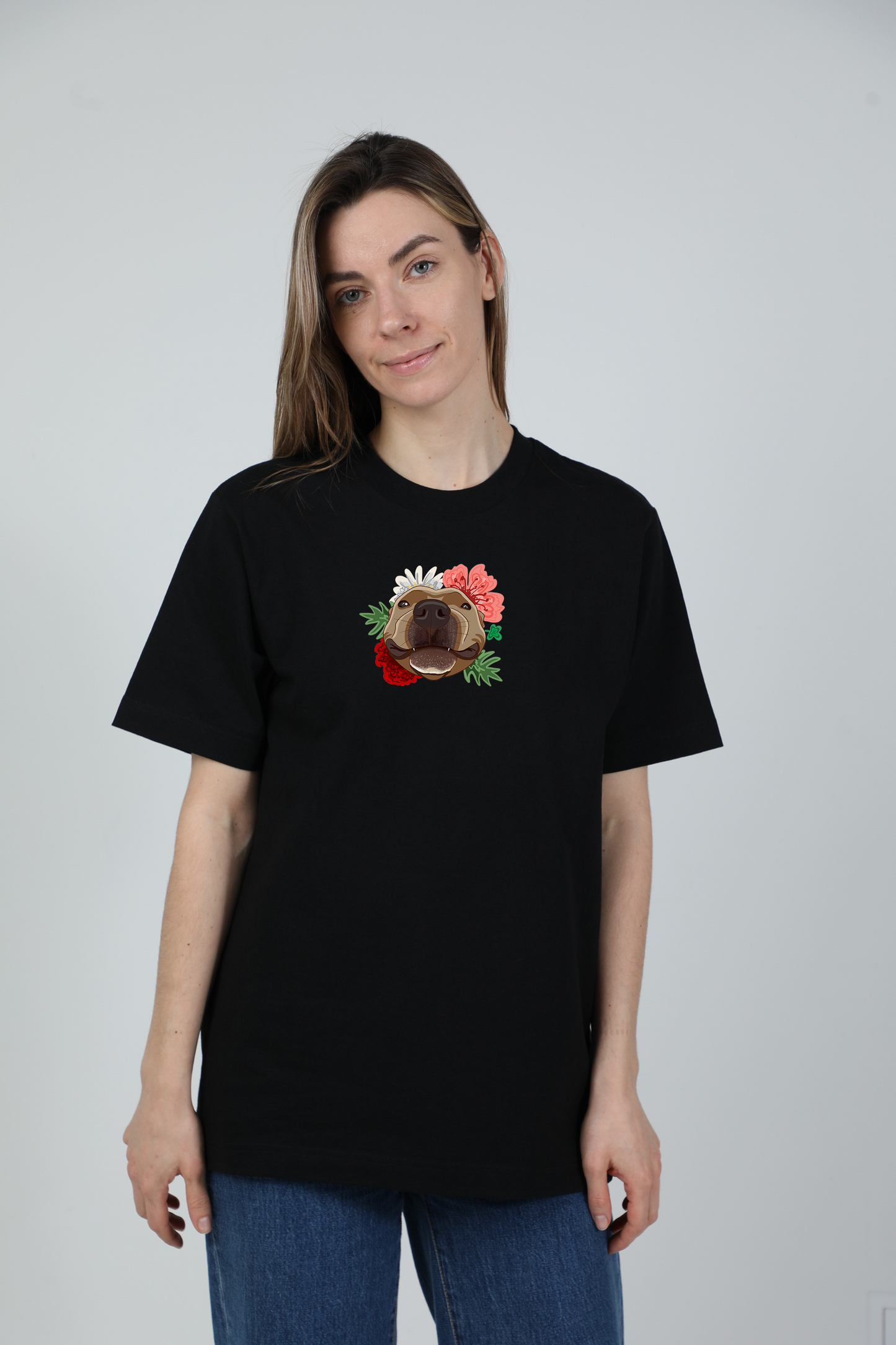 Serious dog with flowers | Storo audinio, oversized marškinėliai su šuniu | Unisex