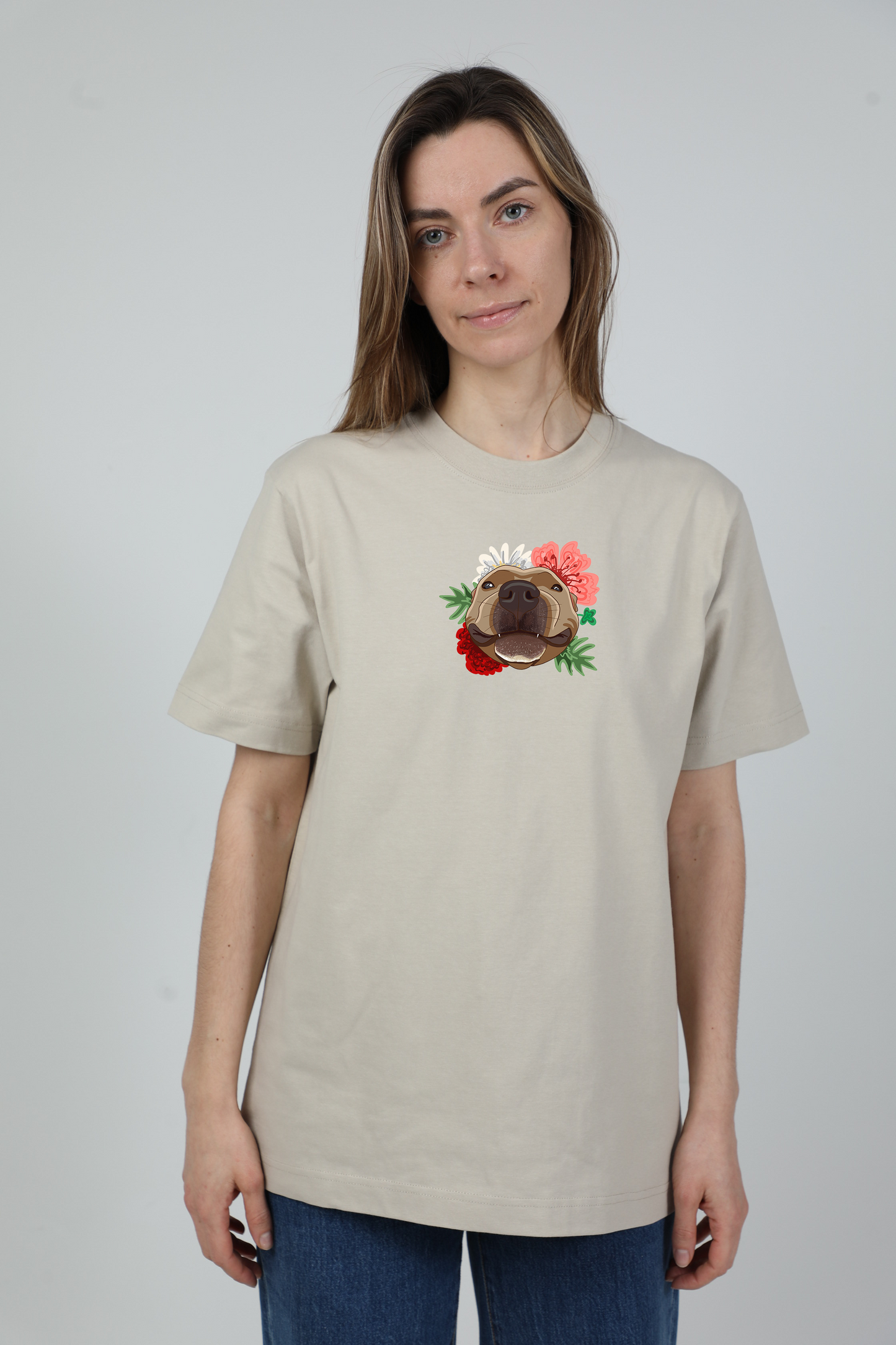 Serious dog with flowers | Storo audinio, oversized marškinėliai su šuniu | Unisex