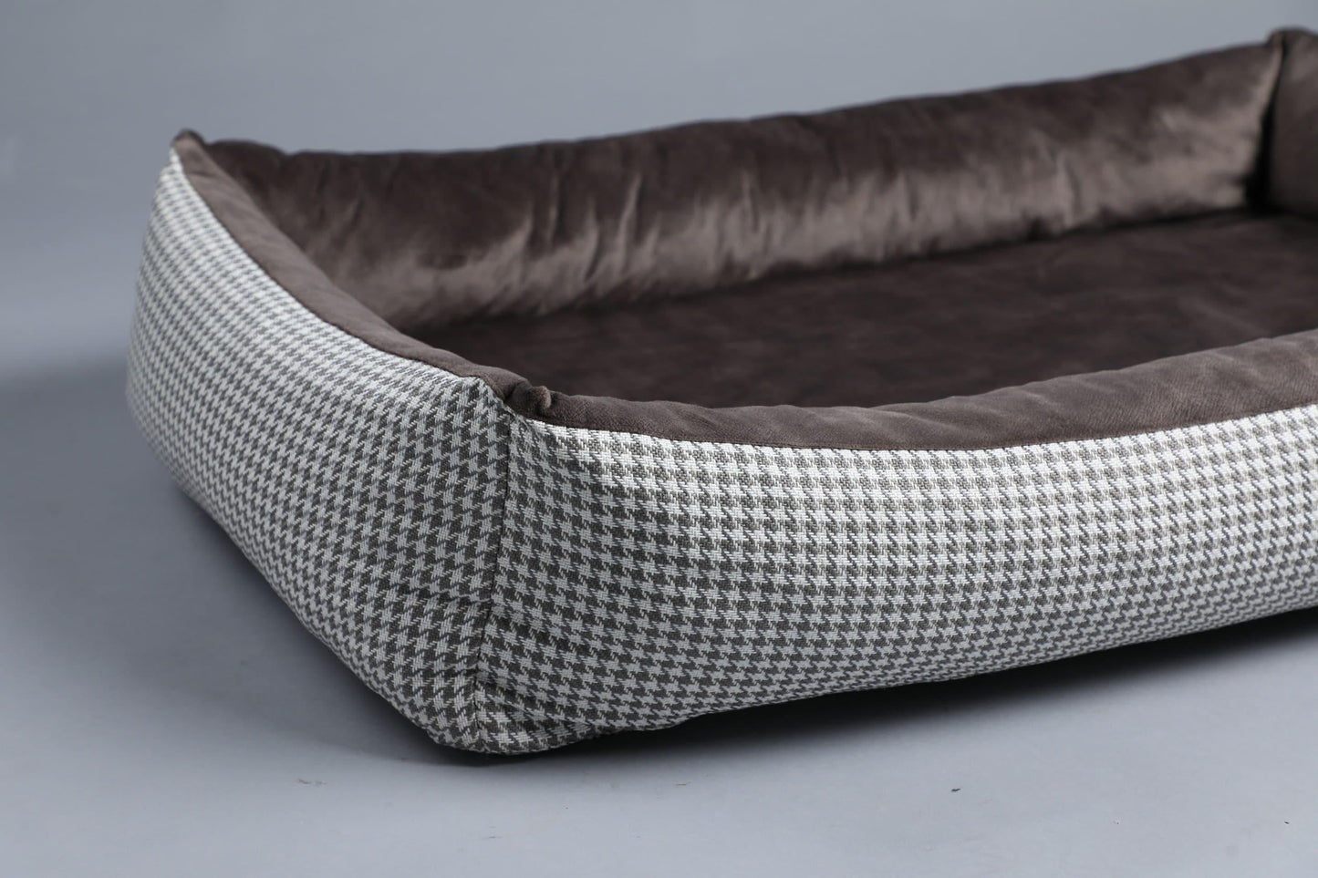 Modern dog bed with sides | 2-sided | HOUNDSTOOTH+TAUPE | animalistus