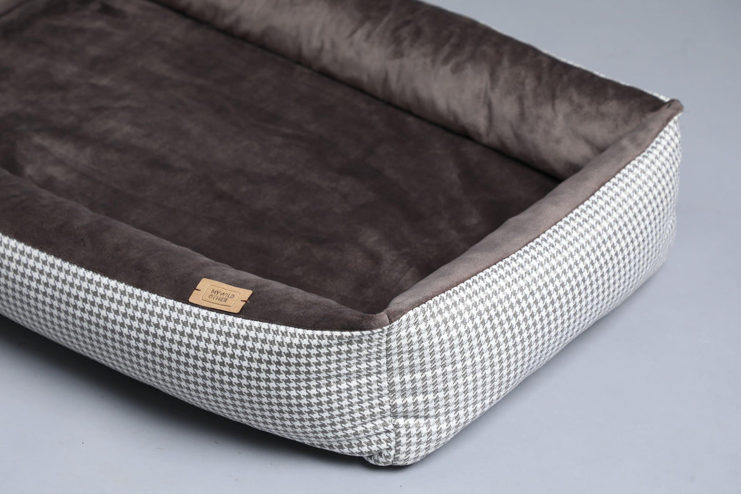 Modern dog bed with sides | 2-sided | HOUNDSTOOTH+TAUPE | animalistus