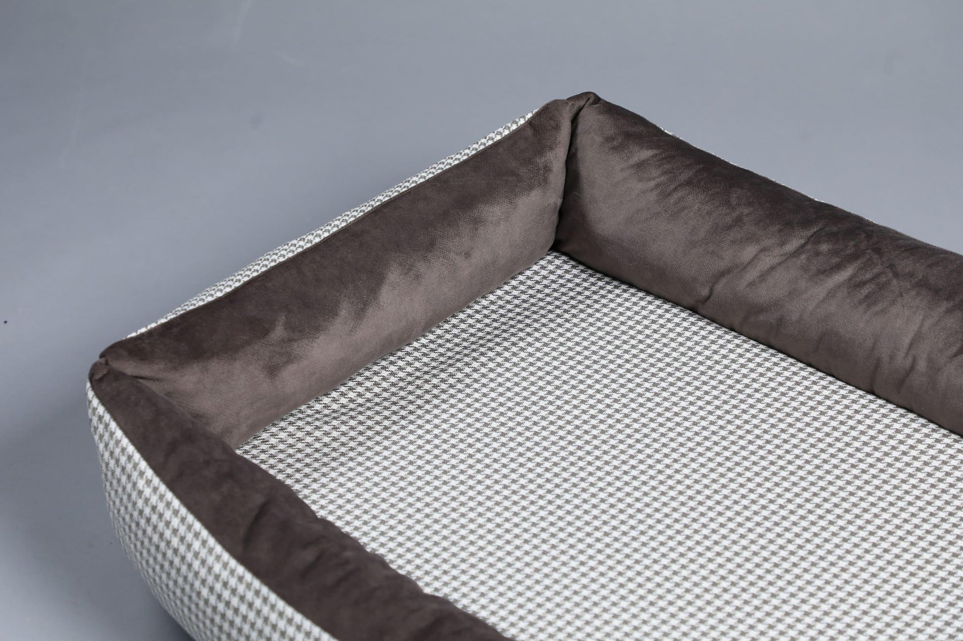 Modern dog bed with sides | 2-sided | HOUNDSTOOTH+TAUPE | animalistus