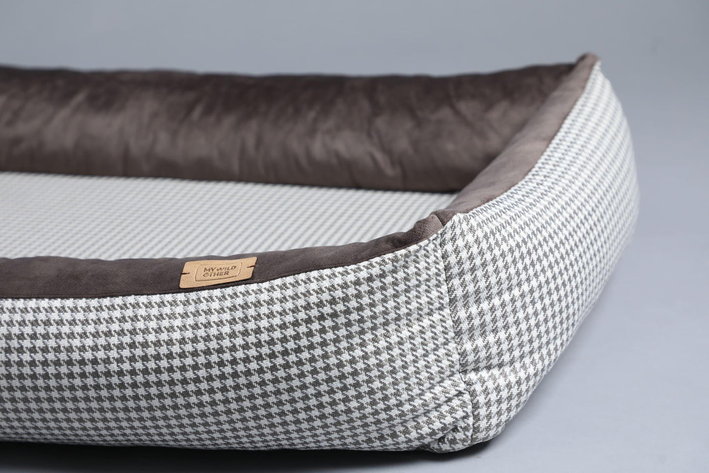 Modern dog bed with sides | 2-sided | HOUNDSTOOTH+TAUPE | animalistus