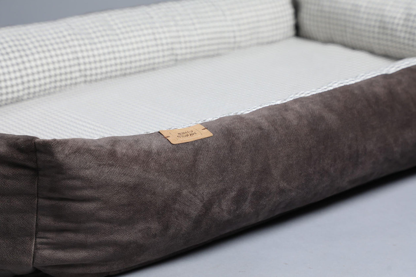 Modern dog bed with sides | 2-sided | HOUNDSTOOTH+TAUPE | animalistus