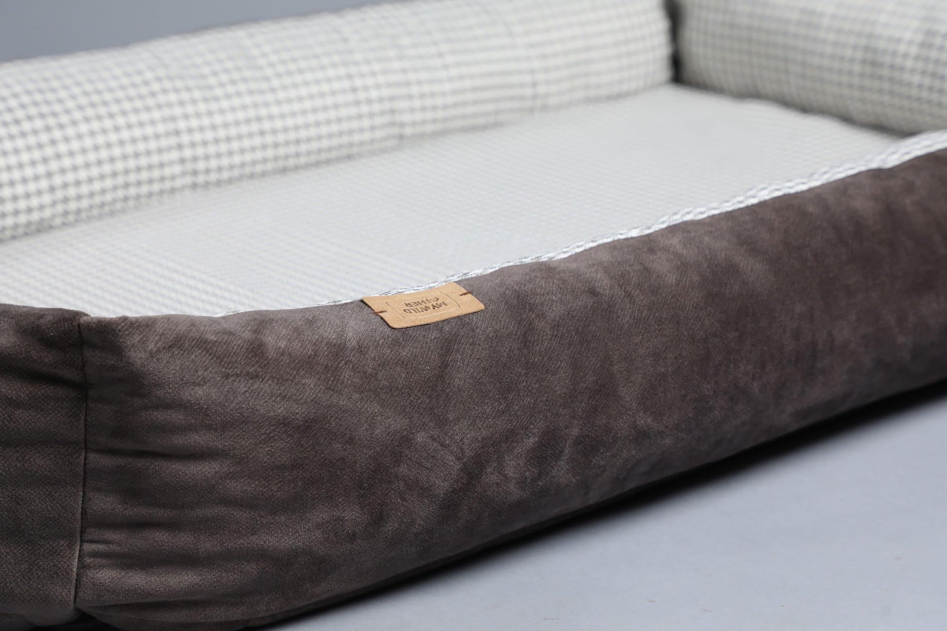 Modern dog bed with sides | 2-sided | HOUNDSTOOTH+TAUPE | animalistus