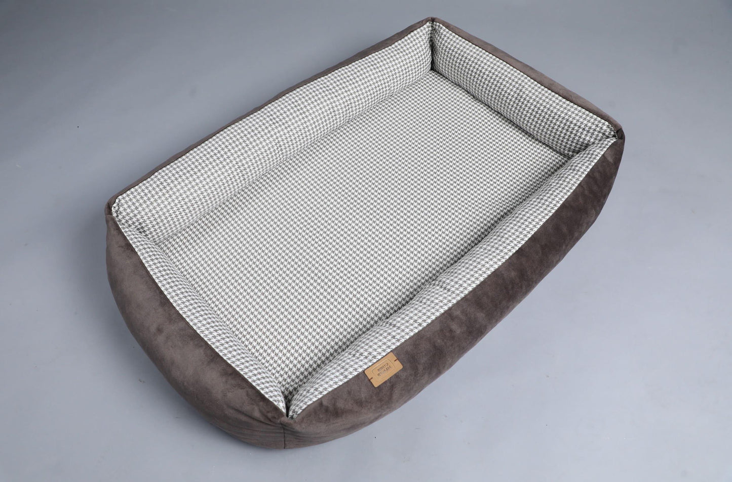 Modern dog bed with sides | 2-sided | HOUNDSTOOTH+TAUPE | animalistus