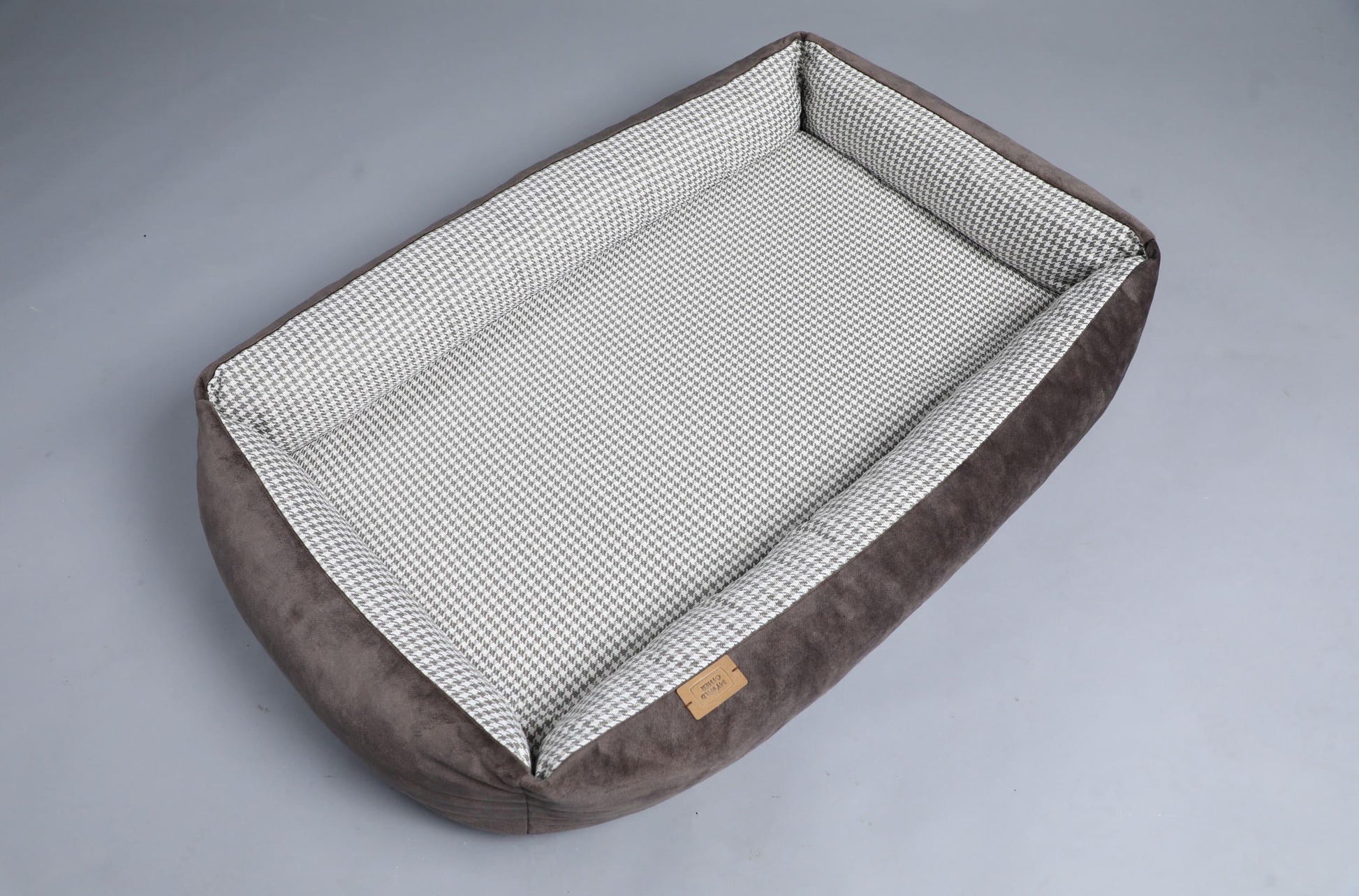 Modern dog bed with sides | 2-sided | HOUNDSTOOTH+TAUPE | animalistus