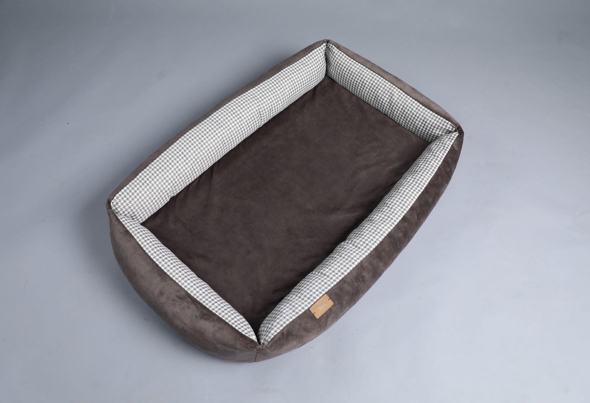 Modern dog bed with sides | 2-sided | HOUNDSTOOTH+TAUPE | animalistus